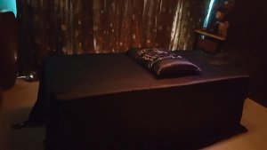 Aisata sex clubs in Campton Hills